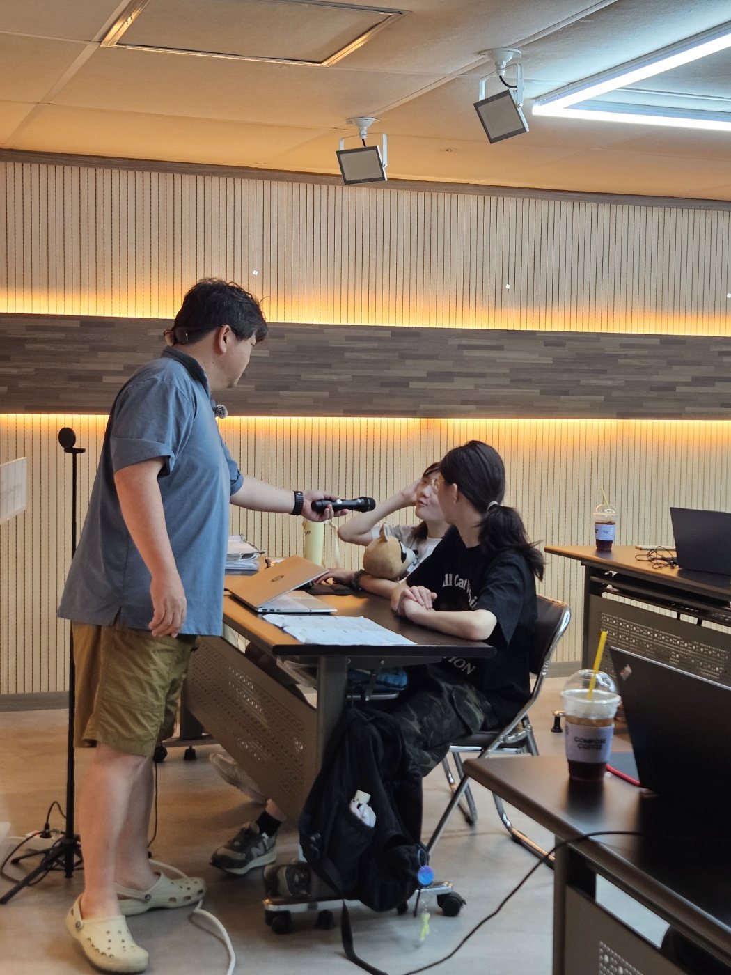 참가자 자리로 찾아가 일대일로 설명하는 모습